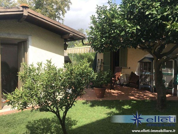 casa indipendente in vendita a Massa in zona Marina di Massa