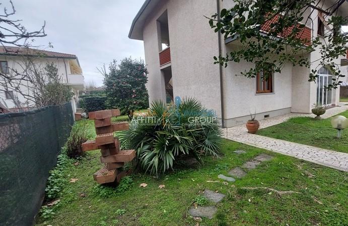 casa indipendente in vendita a Massa in zona Marina di Massa