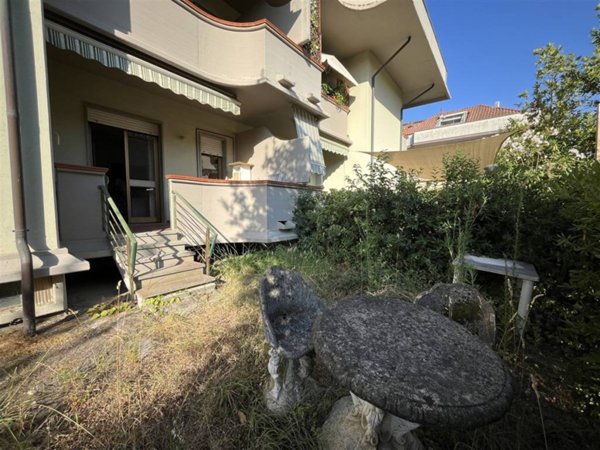 appartamento in vendita a Massa in zona Marina dei Ronchi