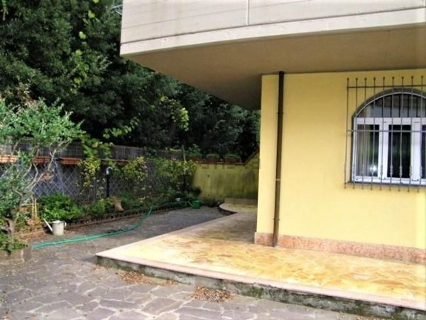 casa indipendente in vendita a Massa in zona Marina dei Ronchi