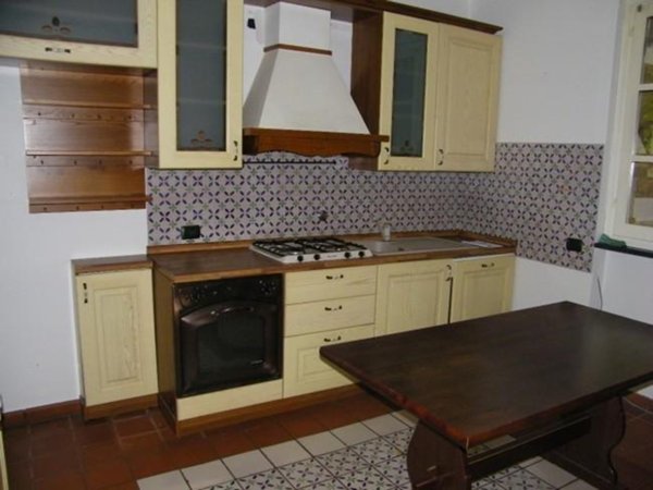 casa indipendente in vendita a Massa in zona Marina dei Ronchi