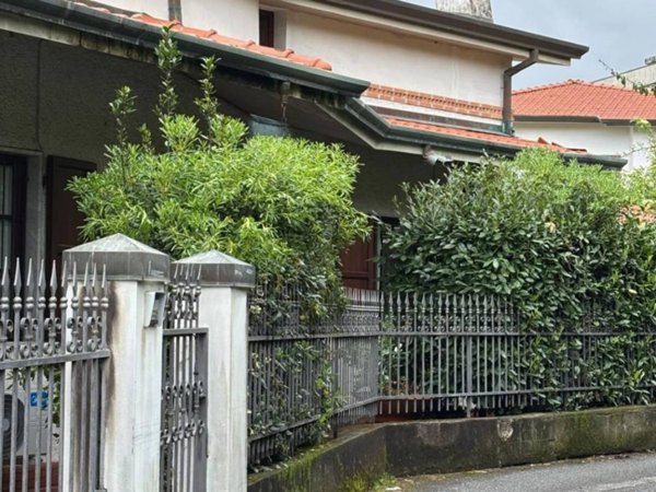 casa indipendente in vendita a Massa in zona Romagnano