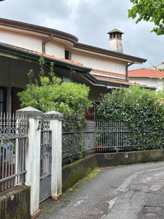 casa indipendente in vendita a Massa in zona Romagnano