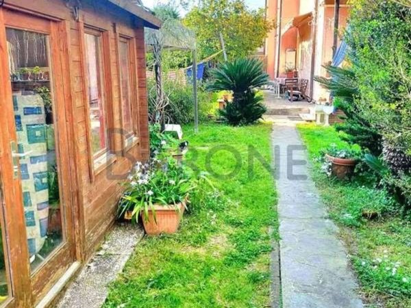 casa indipendente in vendita a Massa in zona Marina di Massa