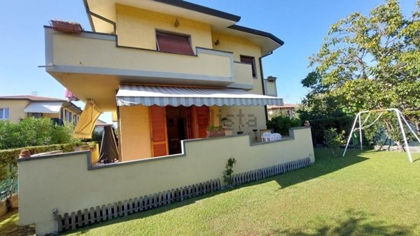 casa indipendente in vendita a Massa in zona Marina di Massa