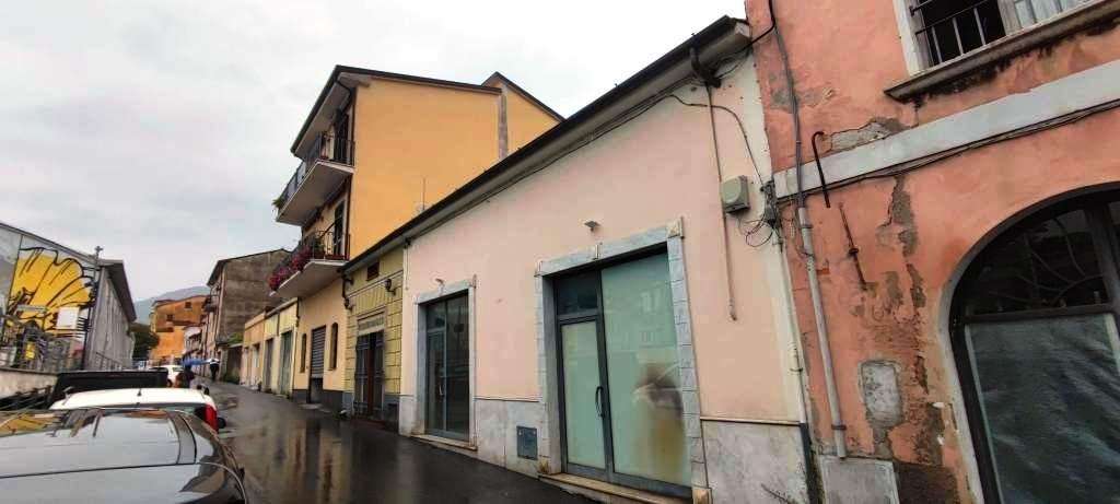negozio in vendita a Massa