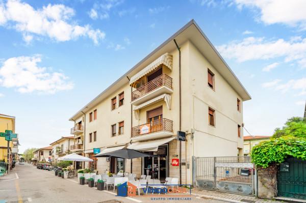 appartamento in vendita a Massa in zona Marina di Massa