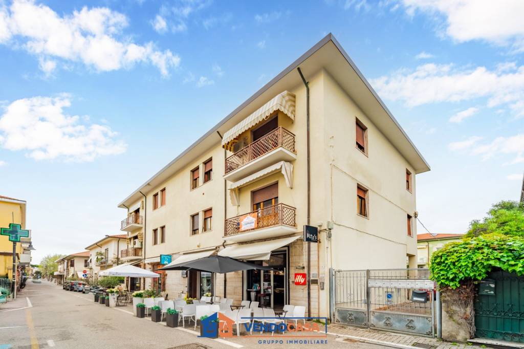 appartamento in vendita a Massa in zona Marina di Massa
