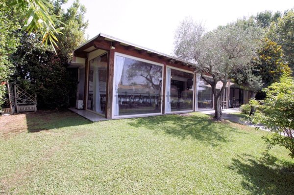 negozio in vendita a Massa in zona Marina di Massa