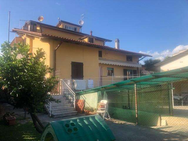 casa indipendente in vendita a Massa in zona Marina di Massa