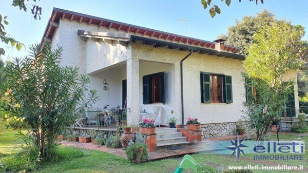 casa indipendente in vendita a Massa in zona Marina di Massa