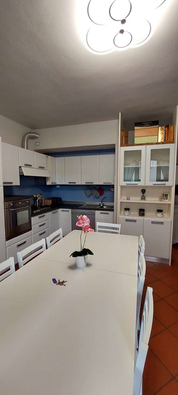 intera palazzina in vendita a Massa in zona Marina di Massa