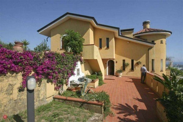 casa indipendente in vendita a Massa