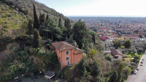 casa indipendente in vendita a Massa