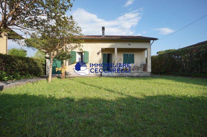 appartamento in vendita a Massa in zona Marina dei Ronchi