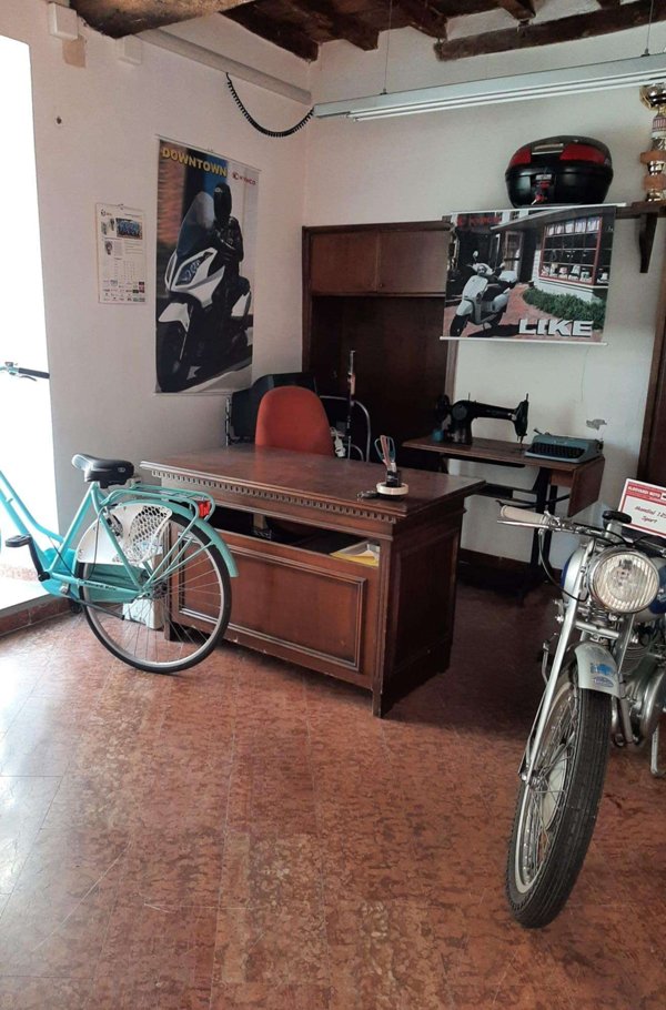 locale commerciale in vendita a Massa