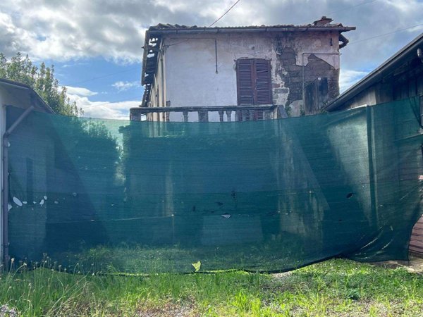 intera palazzina in vendita a Massa in zona Quercioli