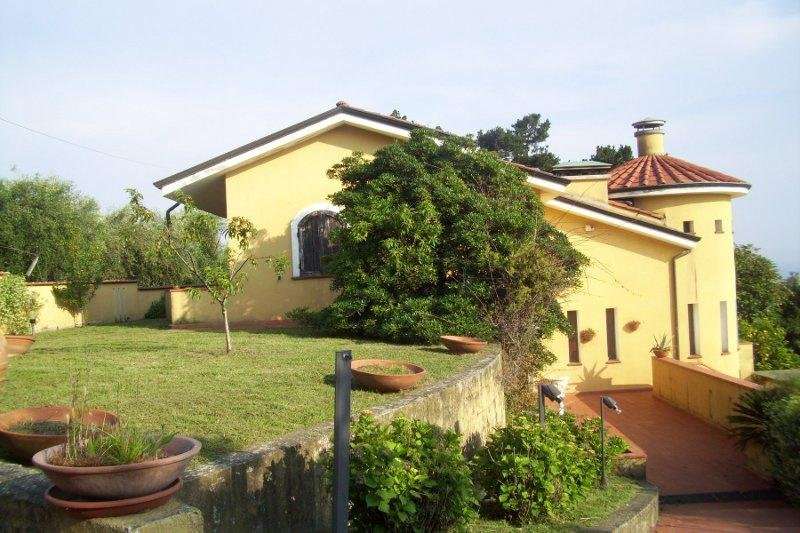 casa indipendente in vendita a Massa in zona Candia
