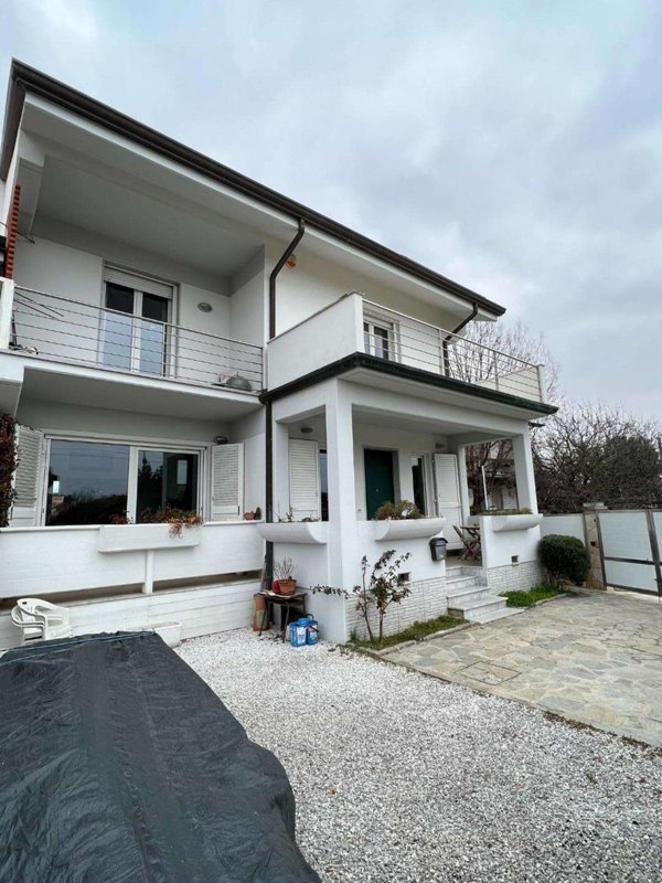 casa indipendente in vendita a Massa in zona Marina di Massa