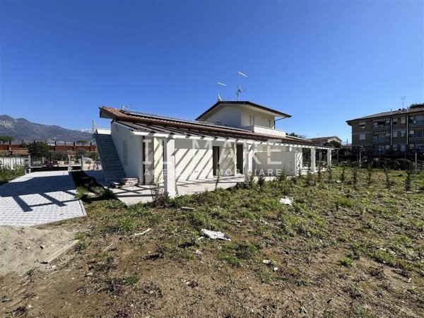 casa indipendente in vendita a Massa in zona Marina di Massa