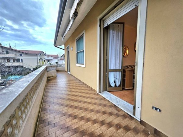 appartamento in vendita a Massa in zona Marina di Massa