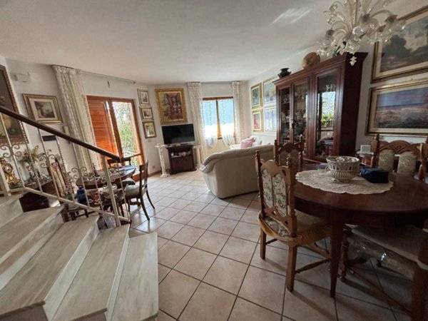 casa indipendente in vendita a Massa in zona Mirteto