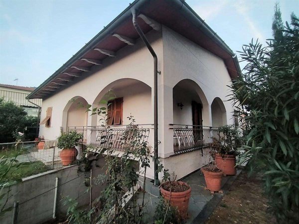 casa indipendente in vendita a Massa