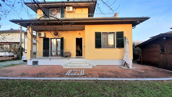 casa indipendente in vendita a Massa