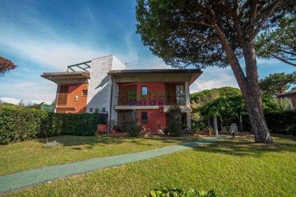 casa indipendente in vendita a Massa in zona Poveromo