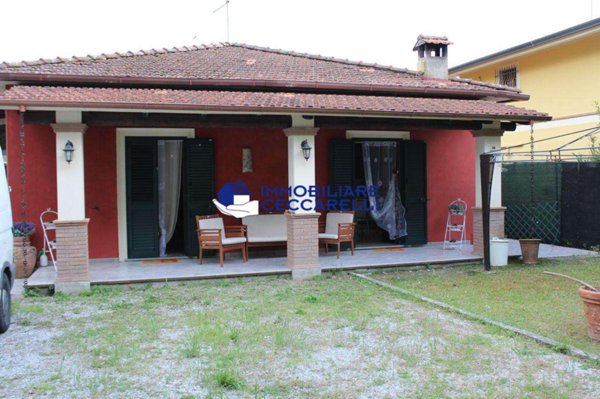 casa indipendente in vendita a Massa in zona Poveromo