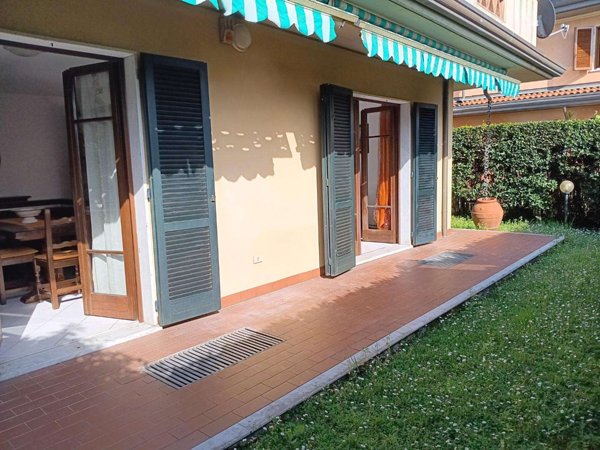 casa indipendente in vendita a Massa in zona Marina di Massa