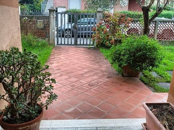 casa indipendente in vendita a Massa in zona Marina di Massa
