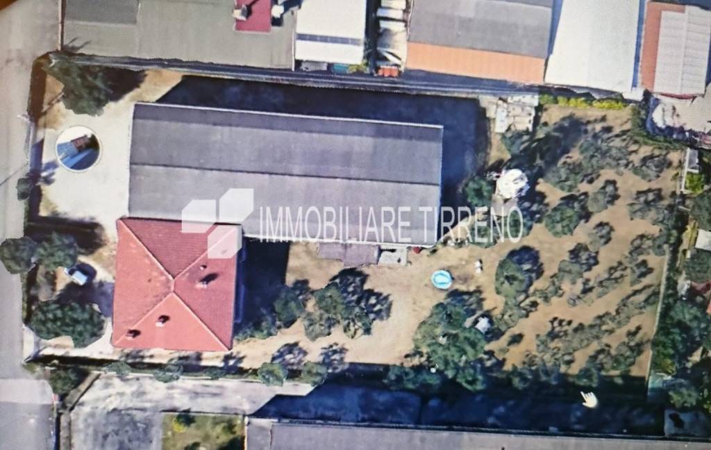 locale commerciale in vendita a Massa in zona Marina di Massa