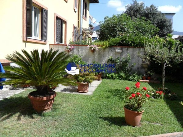 appartamento in vendita a Massa in zona Castagnola