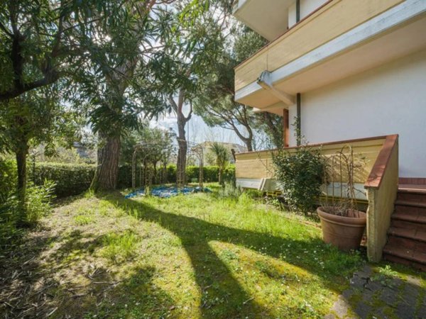 casa indipendente in vendita a Massa in zona Marina di Massa