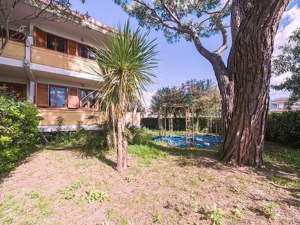 casa indipendente in vendita a Massa in zona Marina di Massa