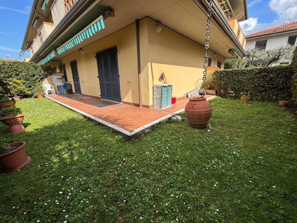 casa indipendente in vendita a Massa in zona Marina di Massa