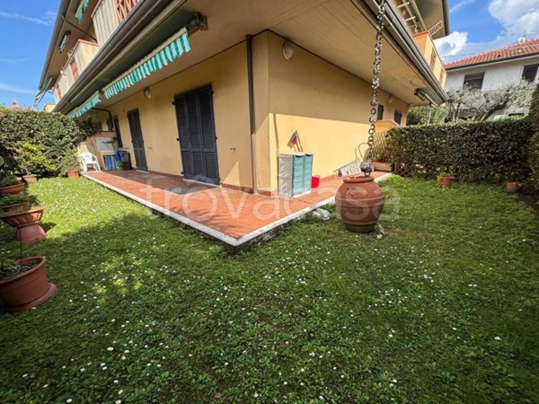 casa indipendente in vendita a Massa in zona Marina di Massa