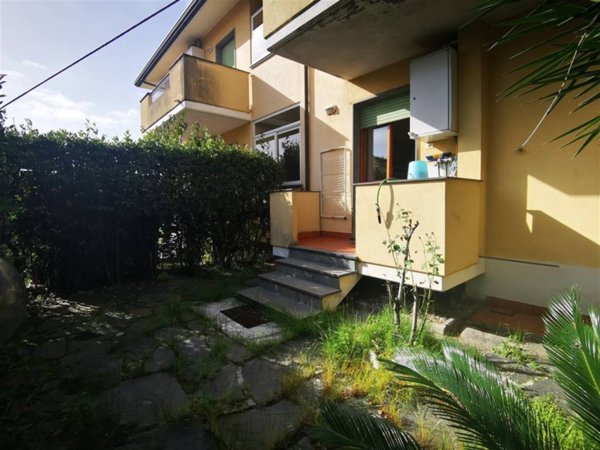 appartamento in vendita a Massa in zona Marina di Massa