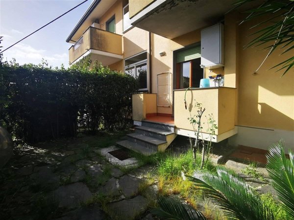 appartamento in vendita a Massa in zona Marina di Massa