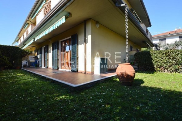 casa indipendente in vendita a Massa in zona Marina di Massa