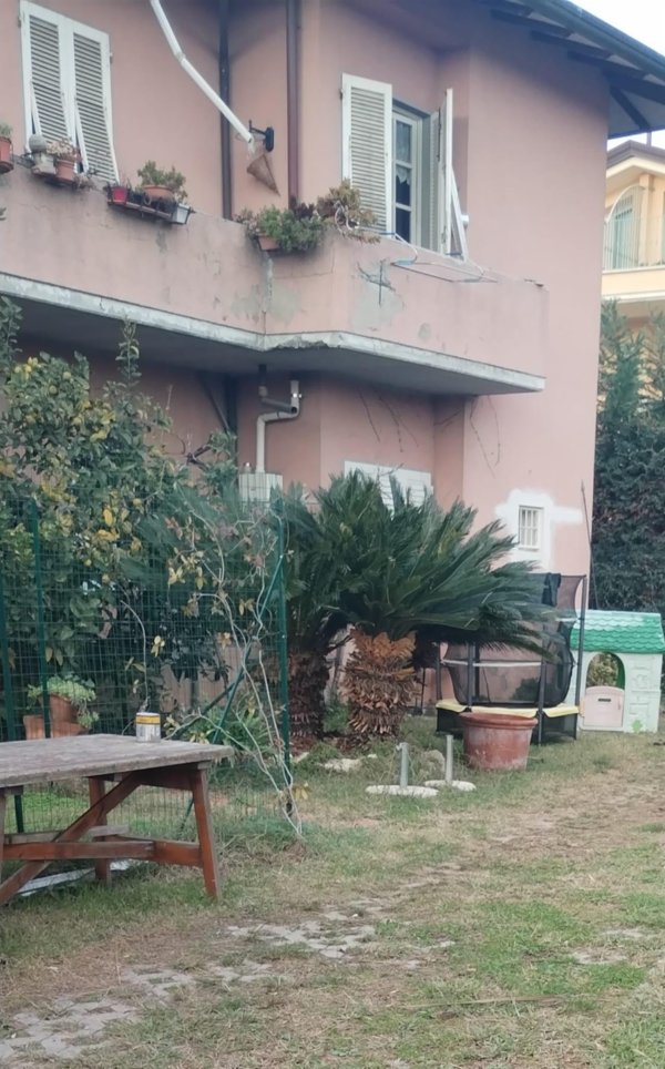 casa semindipendente in vendita a Massa in zona Marina di Massa