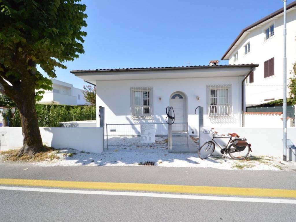 casa indipendente in vendita a Massa in zona Centro Storico