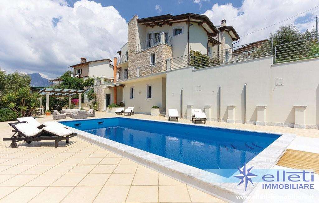 casa indipendente in vendita a Massa in zona Tombara