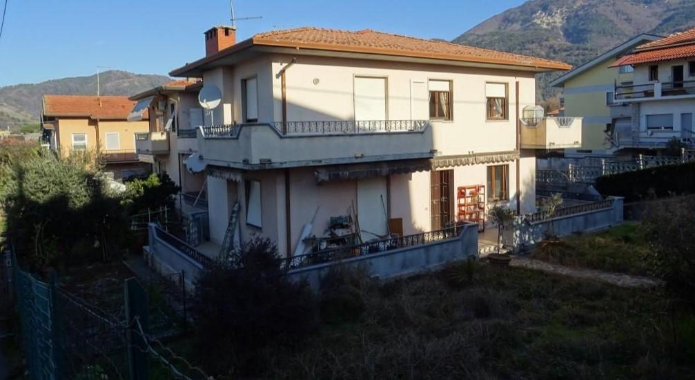 casa indipendente in vendita a Massa