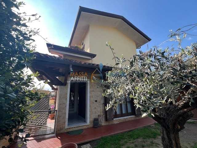 casa indipendente in vendita a Massa in zona Castagnola