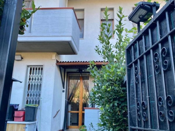 casa indipendente in vendita a Massa in zona Marina di Massa