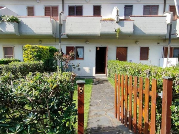 casa indipendente in vendita a Massa in zona Marina di Massa