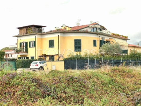 appartamento in vendita a Massa in zona Marina di Massa