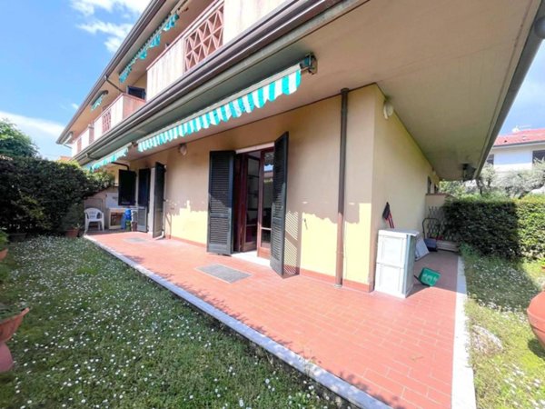 casa indipendente in vendita a Massa in zona Marina dei Ronchi